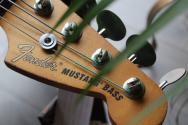 FENDER JMJ Road Worn® Mustang Bass, Rosewood , Black, GIGBAG. 3, 53 KG