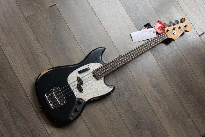FENDER JMJ Road Worn® Mustang Bass, Rosewood , Black, GIGBAG. 3, 53 KG