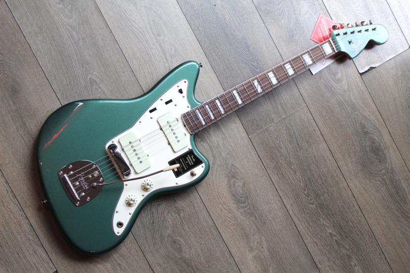 FENDER American Vintage II 1966 Jazzmaster in Sherwood Metallic, Bound Round-Laminated Rosewood HARDCASE, 3, 80 KG