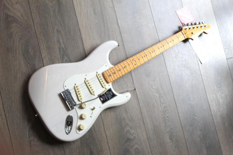 NEW MODEL!!!FENDER "American Ultra Luxe Vintage '50s Stratocaster, Maple Fingerboard, White Blonde" HARDCASE, 3, 72 KG