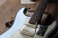 NEW MODEL!!! FENDER "American Ultra Luxe Vintage '60s Stratocaster, Rosewood Fingerboard, Ice Blue Metallic" HARDCASE, 3, 60 KG