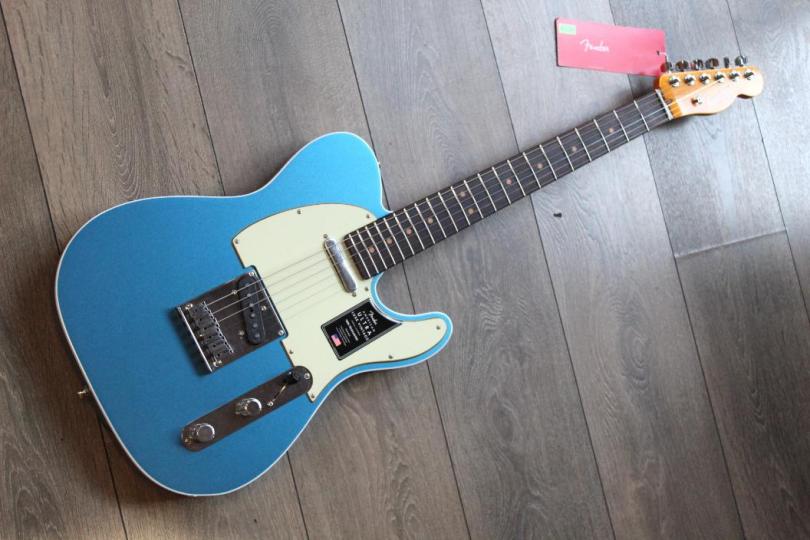 FENDER "American Ultra Luxe Vintage '60s Telecaster Custom, Lake Placid Blue, HARDCASE, 3, 53 KG