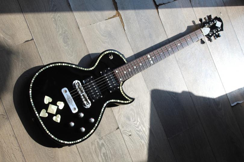 ZEMAITIS "SUA 201 Heart Single Cutaway Mother of Pearl, Black" HARDCASE, 3, 94 KG