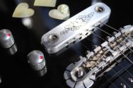 ZEMAITIS "SUA 201 Heart Single Cutaway Mother of Pearl, Black" HARDCASE, 3, 94 KG
