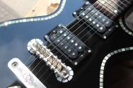 ZEMAITIS "SUA 201 Heart Single Cutaway Mother of Pearl, Black" HARDCASE, 3, 94 KG