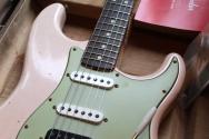 FENDER "AO25-30 63 STRAT Journeyman, Rosewood Fingerboard, Shell Pink, HSS" HARDCASE, 3, 61 KG