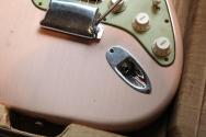 FENDER "AO25-30 63 STRAT Journeyman, Rosewood Fingerboard, Shell Pink, HSS" HARDCASE, 3, 61 KG