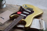 SQUIER "Limited Edition Squier Limited Edition Classic Vibe™ 60s Stratocaster®, Laurel Fingerboard, Aztec Gold" 3, 26 KG
