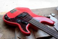 FENDER "NEW MODEL Limited Edition Vintera II Road Worn '60s Precision Bass, Rosewood Fingerboard, Fiesta Red" HARDCASE, 3, 76 KG