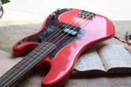 FENDER "NEW MODEL Limited Edition Vintera II Road Worn '60s Precision Bass, Rosewood Fingerboard, Fiesta Red" HARDCASE, 3, 76 KG