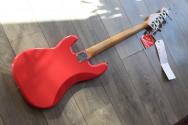 FENDER "NEW MODEL Limited Edition Vintera II Road Worn '60s Precision Bass, Rosewood Fingerboard, Fiesta Red" HARDCASE, 3, 76 KG