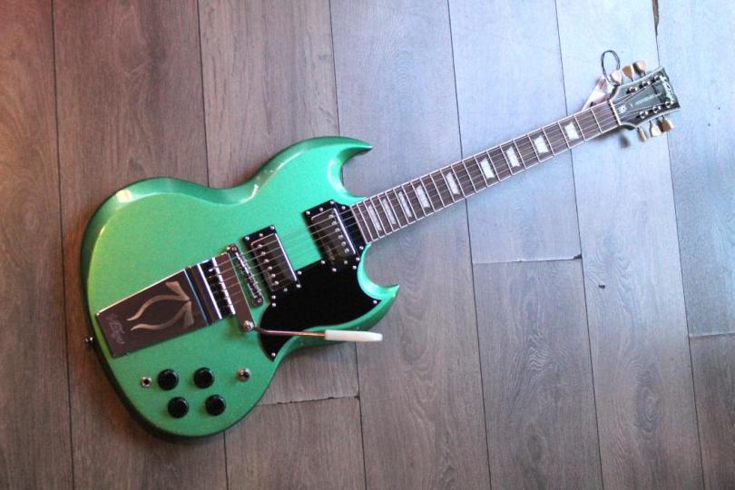 VINTAGE "Limited Green Sparkle VS6 ReIssued Vibrola Tailpiece" GIGBAG, 3, 68 KG