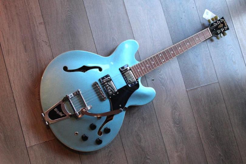 VINTAGE "VSA500B with Bigsby, Gun Hill Blue" 3, 95 KG