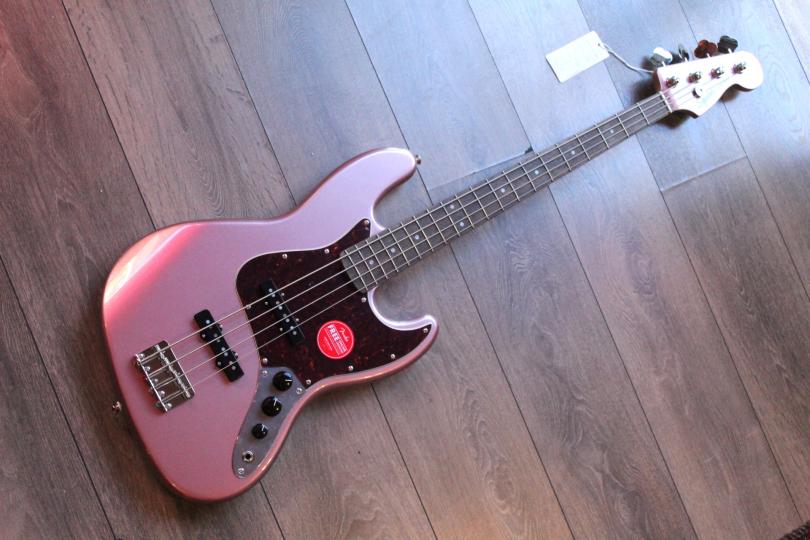 SQUIER "Limited Edition Classic Vibe™ 60s Jazz Bass, Burgundy Mist" ,4, 00 KG