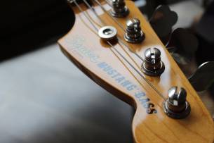 SQUIER "Classic Vibe Mustang Bass, Surf Green, Indian Laurel" by FENDER