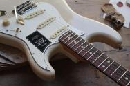 FENDER "Player II Stratocaster Present White Blonde" 3, 14 KG