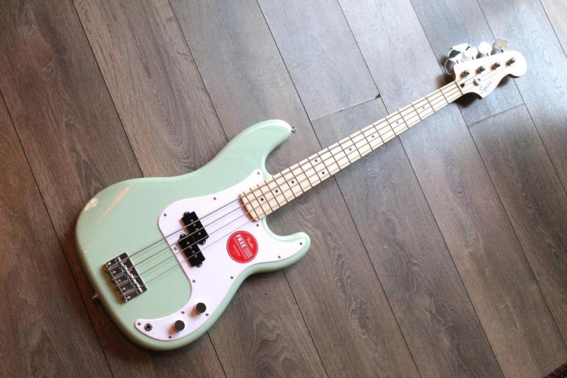 SQUIER "LIMITED FSR Squier Sonic Precision Bass, Maple Fingerboard, White Pickguard, Surf Green"