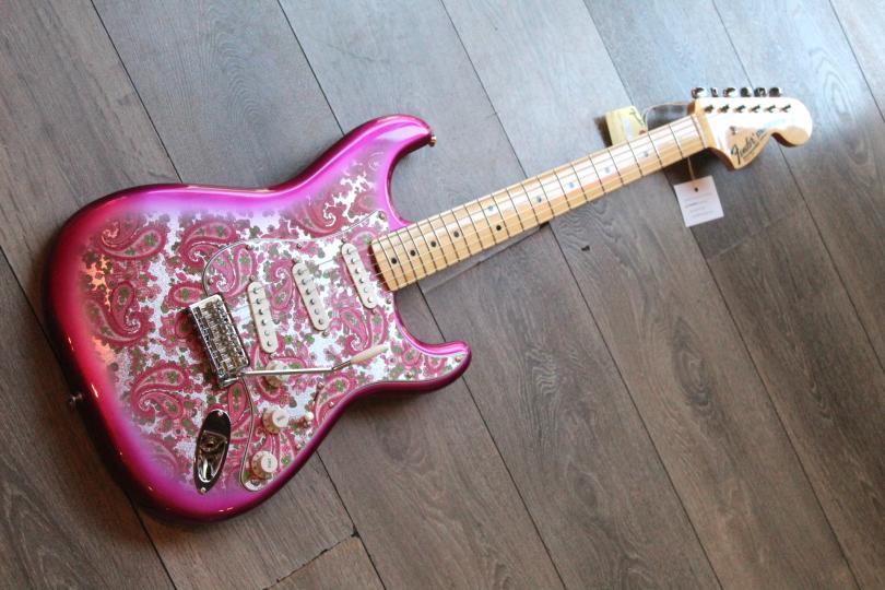 FENDER "Made in Japan Limited Stratocaster®, Maple Fingerboard, Pink Paisley" GIGBAG