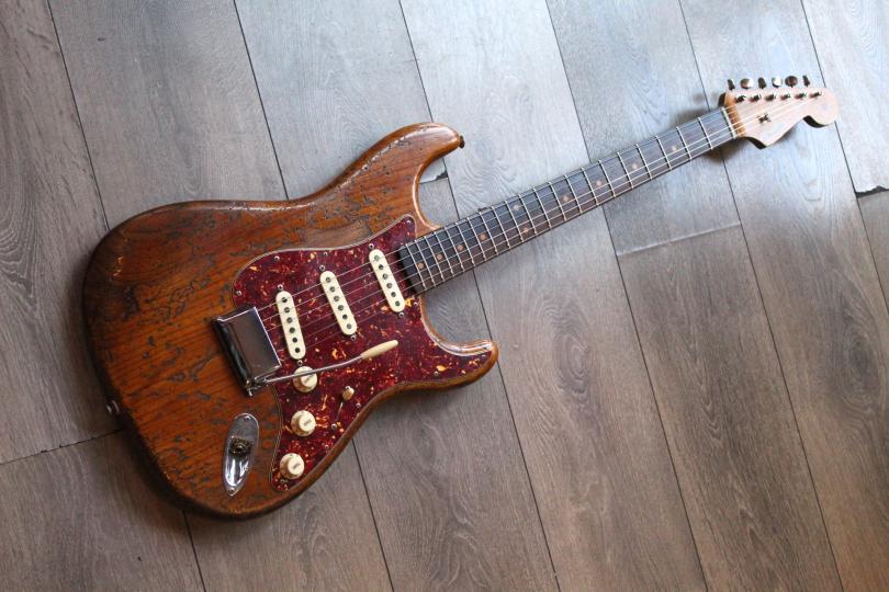 FENDER "LIMITED Custom Shop Roasted 1961 Stratocaster Super Heavy Relic Aged Natural" HARDCASE, PAPERS