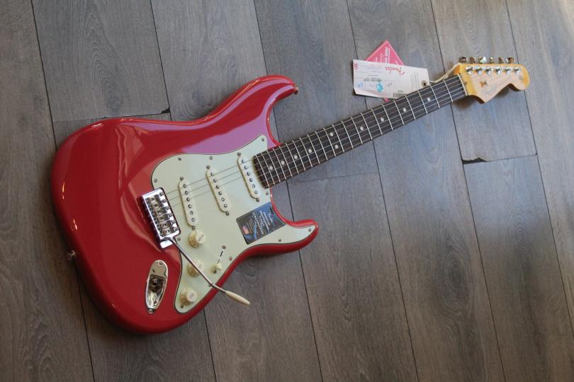 FENDER "NEW MODEL American Professional Classic Stratocaster" GIGBAG, PAPERS