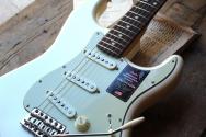 FENDER "Am Pro Cls Strat, LIMITED, Olympic Pearl " GIGBAG, 3, 72 KG
