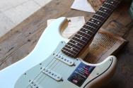 FENDER "Am Pro Cls Strat, LIMITED, Olympic Pearl " GIGBAG, 3, 72 KG