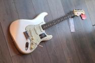FENDER "Am Pro Cls Strat, LIMITED, Olympic Pearl " GIGBAG, 3, 72 KG