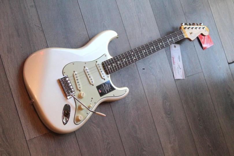 FENDER "Am Pro Cls Strat, LIMITED, Olympic Pearl " GIGBAG, 3, 72 KG