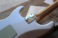 FENDER "Am Pro Cls Strat, LIMITED, Olympic Pearl " GIGBAG, 3, 72 KG