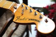 FENDER "Limited Edition American Vintage II 1973 Stratocaster, Maple Fingerboard, Olympic White" HARDCASE, 3, 65 KG