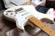 FENDER "Limited Edition American Vintage II 1973 Stratocaster, Maple Fingerboard, Olympic White" HARDCASE, 3, 65 KG