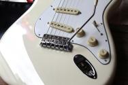 FENDER "Limited Edition American Vintage II 1973 Stratocaster, Maple Fingerboard, Olympic White" HARDCASE, 3, 65 KG