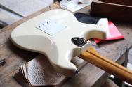 FENDER "Limited Edition American Vintage II 1973 Stratocaster, Maple Fingerboard, Olympic White" HARDCASE, 3, 65 KG