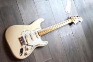 FENDER "Limited Edition American Vintage II 1973 Stratocaster, Maple Fingerboard, Olympic White" HARDCASE, 3, 65 KG