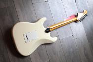 FENDER "Limited Edition American Vintage II 1973 Stratocaster, Maple Fingerboard, Olympic White" HARDCASE, 3, 65 KG