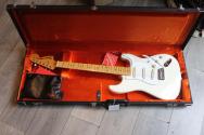 FENDER "Limited Edition American Vintage II 1973 Stratocaster, Maple Fingerboard, Olympic White" HARDCASE, 3, 65 KG