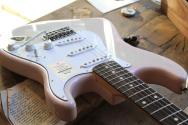 FENDER "LIMITED MIJ Traditional 2025 Collection, 60s Stratocaster, Stardust Pink" GIGBAG, 3, 64 KG