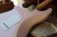 FENDER "LIMITED MIJ Traditional 2025 Collection, 60s Stratocaster, Stardust Pink" GIGBAG, 3, 64 KG