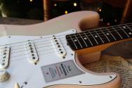 FENDER "LIMITED MIJ Traditional 2025 Collection, 60s Stratocaster, Stardust Pink" GIGBAG, 3, 64 KG