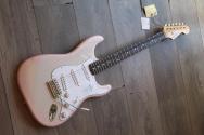 FENDER "LIMITED MIJ Traditional 2025 Collection, 60s Stratocaster, Stardust Pink" GIGBAG, 3, 64 KG
