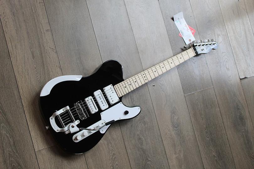 FENDER "Jack White Triplecaster, Maple Fingerboard, Black" HARDCASE