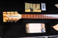 RICKENBACKER "330 Mapleglo Year 2006" HARDCASE, PAPERS