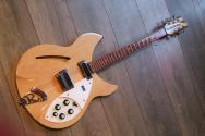 RICKENBACKER "330 Mapleglo Year 2006" HARDCASE, PAPERS