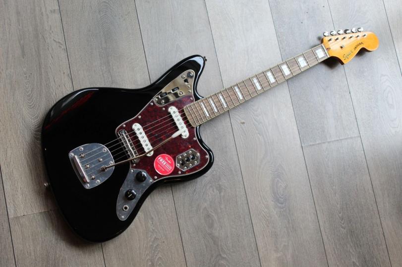 Squier "Classic Vibe '70s Jaguar, Black, India Laurel" 3, 35 KG
