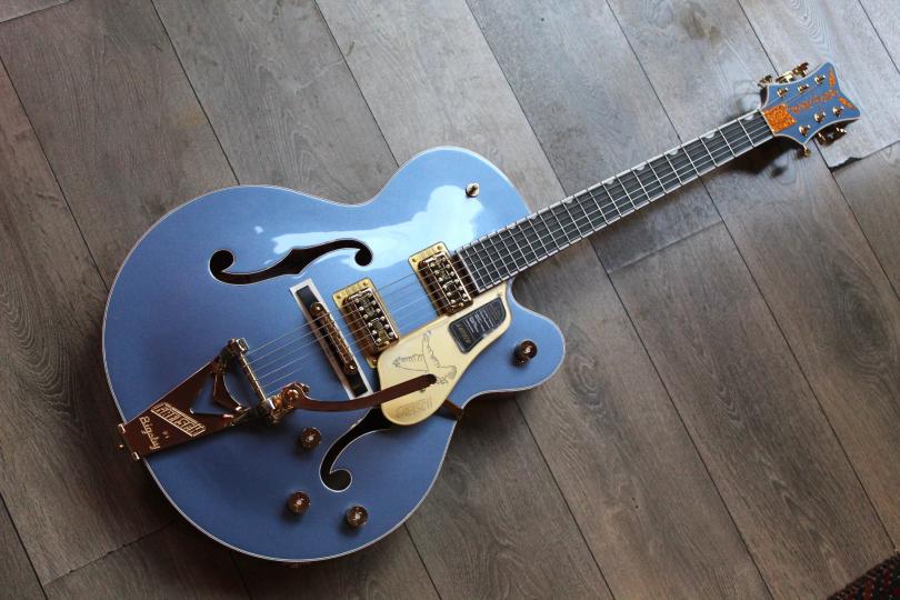 GRETSCH LIMITED Falcon Hollow Body with String-Thru Bigsby and Gold Hardware, Ebony Fingerboard, Cerulean Smoke HARDCASE