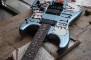 FENDER "Tom Morello "Arm The Homeless", Rosewood Fingerboard, Blue Ice Metallic, Deluxe Black Hardshell"