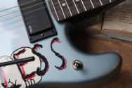 FENDER "Tom Morello "Arm The Homeless", Rosewood Fingerboard, Blue Ice Metallic, Deluxe Black Hardshell"
