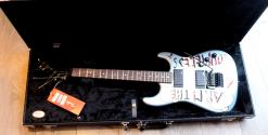 FENDER "Tom Morello "Arm The Homeless", Rosewood Fingerboard, Blue Ice Metallic, Deluxe Black Hardshell"