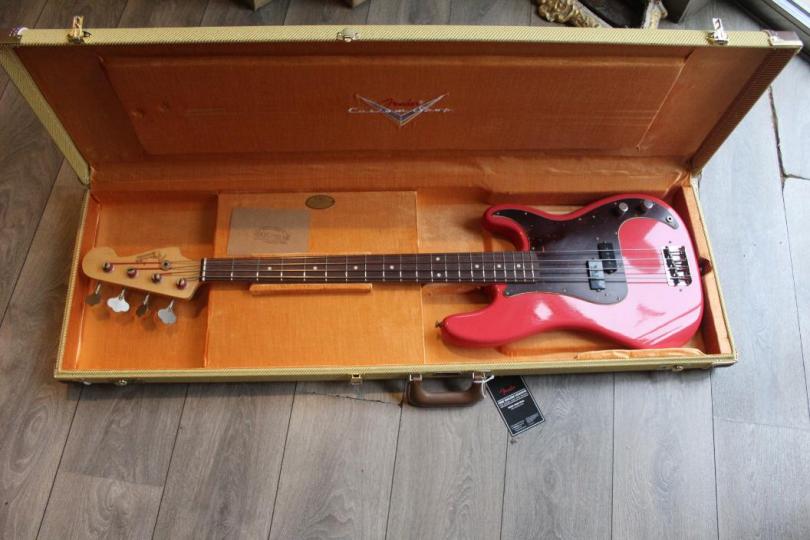 FENDER "Custom Shop Pino Palladino Signature Precision Bass Relic Fiesta Red over Desert Sand" HARDCASE, PAPERS