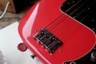 FENDER "Custom Shop Pino Palladino Signature Precision Bass Relic Fiesta Red over Desert Sand" HARDCASE, PAPERS